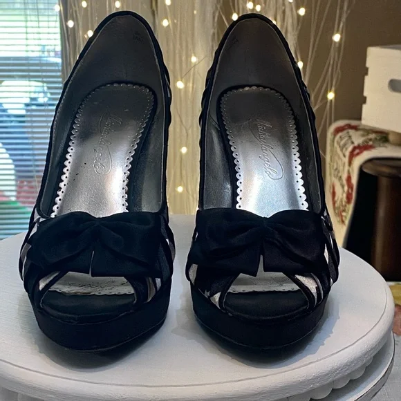 Size 6.5 Michaelangelo Women’s 4” high heel shoes. - Picture 2 of 3